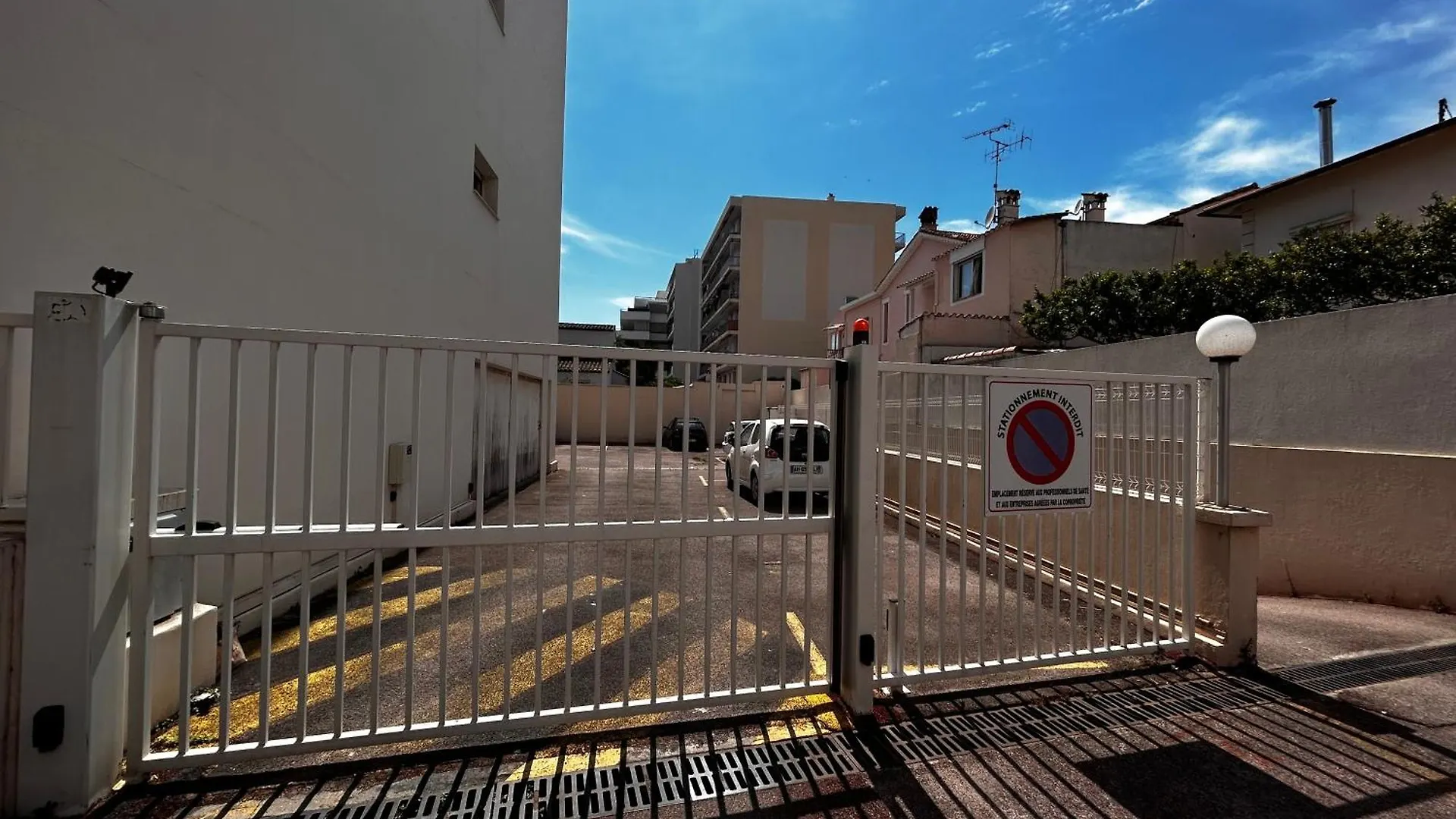 Superbe Studio, 200 M De La Mer, Climatise Avec Terrasse Et Parking Prive Cagnes-sur-Mer France