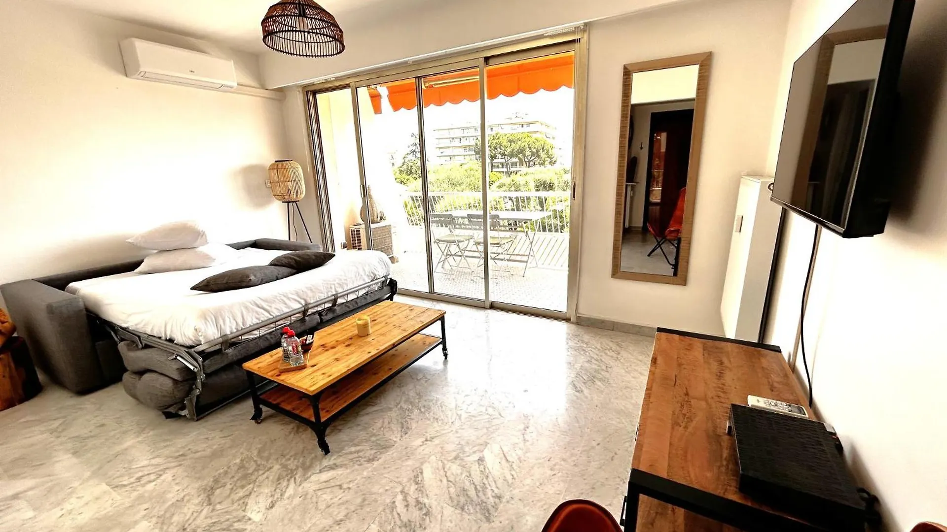 Superbe Studio, 200 M De La Mer, Climatise Avec Terrasse Et Parking Prive Cagnes-sur-Mer France